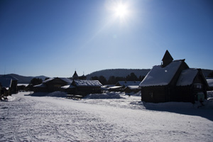 Schneelandschaft mit blauem Himmel und Sonne